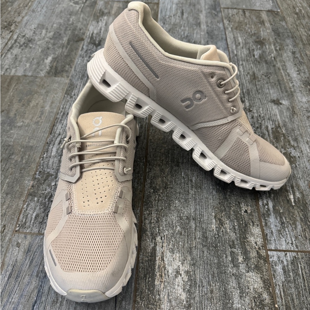 On Cloud running sneakers